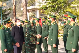 Phó Chủ tịch Quốc hội Trần Quang Phương thăm cán bộ, chiến sĩ Đồn Biên phòng Pha Long, tỉnh Lào Cai.