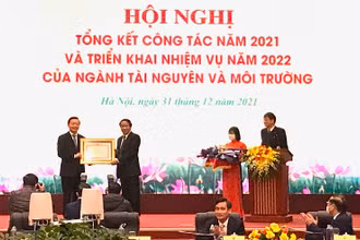 Phó Thủ tướng Chính phủ Lê Văn Thanh trao Bằng khen của Thủ tướng Chính phủ cho lãnh đạo Bộ Tài nguyên và Môi trường.
