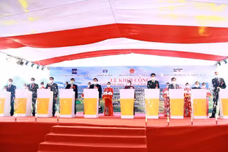 Phó Thủ tướng Thường trực Chính phủ Phạm Bình Minh cùng đại diện các đơn vị bấm nút khởi công dự án.