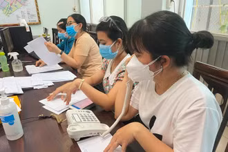 Nhân viên tư vấn tại Sở Chỉ huy phòng, chống dịch Covid-19 gọi điện tư vấn, thăm hỏi các ca F0 điều trị tại nhà.