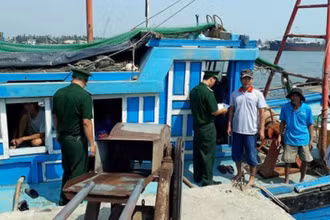 Biên phòng cửa khẩu cảng Cửa Việt tuyên truyền ngư dân không khai thác trái phép ở vùng biển nước ngoài.