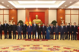 Lãnh đạo Đảng, Nhà nước cùng các đại biểu tại Lễ trao tặng Tổng Bí thư Nguyễn Phú Trọng Giải thưởng Lenin tại trụ sở Trung ương Đảng chiều 15/12/2021. (Ảnh: TTXVN)