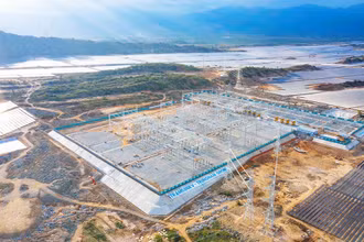 Một góc dự án Nhà máy điện mặt trời có công suất 450 MW kết hợp với đầu tư Trạm biến áp 500 kV Thuận Nam và các đường dây đấu nối do Trungnam Group đầu tư.