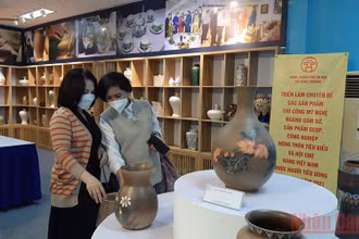 Người dân tham quan, tìm hiểu các sản phẩm thủ công mỹ nghệ, sản phẩm OCOP tiêu biểu tại Triển lãm.