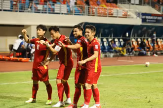 Các cầu thủ Đội tuyển Việt Nam vui mừng với bàn thắng ghi vào lưới Đội tuyển Malaysia. (Ảnh: Thế Vũ/TTXVN)