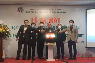 Các đại biểu thực hiện nghi thức ra mắt Tạp chí điện tử Tài nguyên và Môi trường. (Ảnh: VĂN TOẢN)
