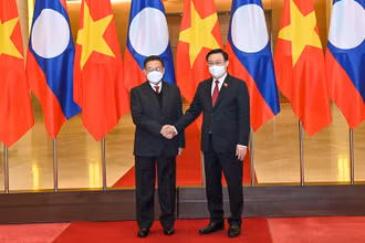 Chủ tịch Quốc hội Vương Đình Huệ và Chủ tịch Quốc hội Lào Saysomphone Phomvihane tại lễ đón. (Ảnh: Duy Linh)