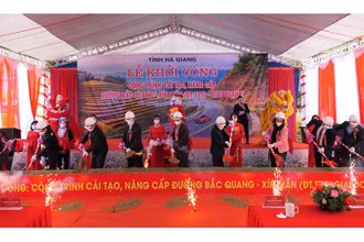 Các đồng chí lãnh đạo tỉnh Hà Giang động thổ khởi công công trình cải tạo, nâng cấp đường Bắc Quang-Xín Mần (giai đoạn 1).