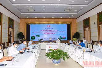 Bí thư Tỉnh ủy Đồng Tháp Lê Quốc Phong chấn chỉnh công tác điều trị F0 tại Hội nghị giao ban phòng, chống dịch Covid-19 tỉnh. (Ảnh: HỮU NGHĨA)