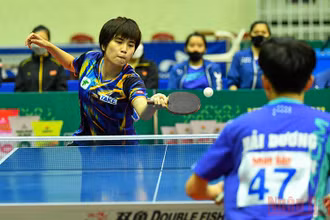 Trận đấu giữa Nguyễn Khoa Diệu Khánh (bên trái) thắng 3-0 trước Bùi Ngọc Lan của Long Hải-Hải Dương, góp phần bảo vệ ngôi vô địch đồng đội nữ cho đội TP Hồ Chí Minh. Ảnh: ĐĂNG ANH 