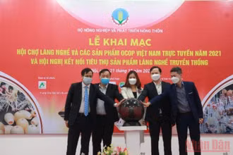 Các đại biểu ấn nút khai mạc Hội chợ làng nghề và các sản phẩm OCOP Việt Nam năm 2021.