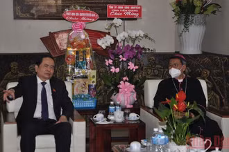 Phó Chủ tịch Thường trực Quốc hội Trần Thanh Mẫn trao hoa chúc mừng Giám mục Nguyễn Văn Khảm, Giám mục Giáo phận Mỹ Tho, Tổng thư ký Hội đồng Giám mục Việt Nam.