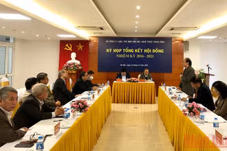Các đại biểu sổi nổi đóng góp ý kiến tại buổi tổng kết của Hội đồng.