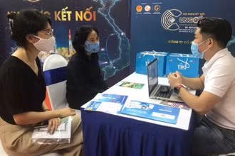 Các doanh nghiệp phân phối và nhà sản xuất bàn bạc, thảo luận hướng hợp tác tại khu vực kết nối.