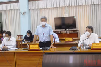 Thứ trưởng Y tế Nguyễn Trường Sơn phát biểu tại buổi làm việc.