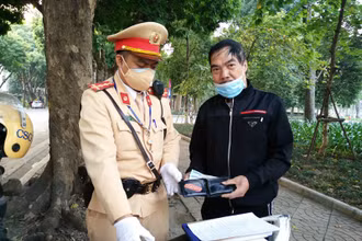 Người dân nhận lại chiếc ví bị đánh rơi bên trong có tiền lương hưu vừa lĩnh.