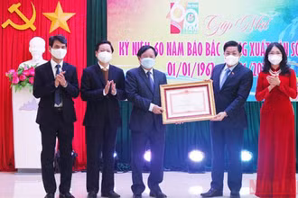 Thừa ủy quyền Thủ tướng Chính phủ, đồng chí Dương Văn Thái, Bí thư Tỉnh ủy Bắc Giang trao Bằng khen của Thủ tướng Chính phủ cho Báo Bắc Giang. (Ảnh: ĐẶNG GIANG)