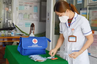 Nhân viên y tế xã Bình Thành, huyện Thanh Bình, Đồng Tháp chuẩn bị túi thuốc cho F0 điều trị tại nhà.