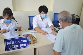 Tham gia bảo hiểm xã hội đầy đủ, đúng quy định sẽ có lương hưu, thẻ bảo hiểm y tế miễn phí lúc về già (Ảnh minh họa).