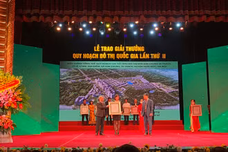 Bà Nguyễn Lan Hương đại diện cho dự án Khu đô thị Kim Chung - Di Trạch (Hinode Royal Park) nhận giải thưởng từ ban tổ chức.