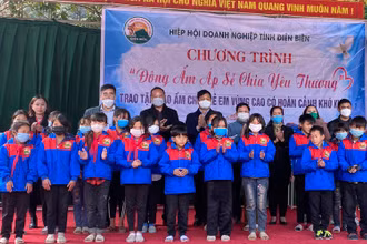 Lãnh đạo Hiệp hội Doanh nghiệp tỉnh Điện Biên cùng các doanh nghiệp thành viên trao áo ấm tặng học sinh tiểu học xã Háng Lìa, huyện Điện Biên Đông.