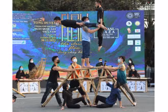 Các nghệ sĩ luyện tập chuẩn bị cho chương trình Dòng chảy bất tận.