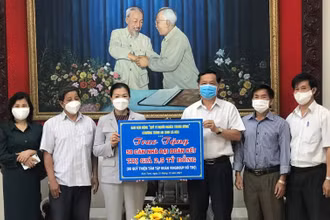 Phó Chủ tịch Ủy ban Mặt trận Tổ quốc Việt Nam Trương Thị Ngọc Ánh trao 2,5 tỷ đồng kinh phí xây dựng 50 căn nhà Đại đoàn kết cho tỉnh Kon Tum.