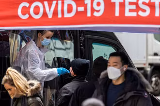 Xét nghiệm Covid-19 lưu động tại Manhattan, New York, Mỹ, tháng 12/2021. (Ảnh: Reuters)