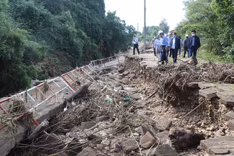 Đoàn công tác của UBND tỉnh Phú Yên kiểm tra, chỉ đạo khắc phục sự cố hư hỏng tại đập đầu mối hệ thống thủy nông Đồng Cam, kịp phục vụ sản xuất vụ lúa đông xuân sắp tới.
