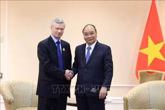Chủ tịch nước Nguyễn Xuân Phúc và ông Vladimir Buyanov, Chủ tịch Hội Hữu nghị Nga-Việt. (Ảnh: TTXVN)