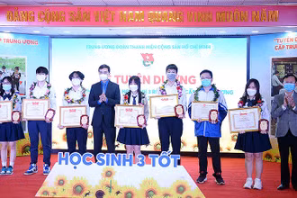 Đồng chí Bùi Quang Huy (áo xanh) trao danh hiệu “Học sinh 3 tốt” tặng các cá nhân tiêu biểu.