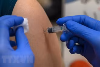 Tiêm vaccine phòng Covid-19 tại Singapore. (Ảnh: AFP/TTXVN)