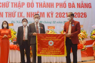 Hội Chữ thập đỏ quận Cẩm Lệ vinh dự được nhận Cờ thi đua.
