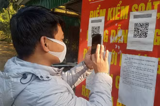 Người từ nơi khác đến phải khai báo y tế tại chốt kiểm soát dịch bệnh của thành phố Sơn La.