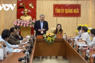 Ủy viên Bộ Chính trị, Bí thư Trung ương Đảng, Chánh án Tòa án Nhân dân Tối cao Nguyễn Hòa Bình làm việc với Ban Thường vụ Tỉnh ủy Quảng Ngãi. (Ảnh: VOV).