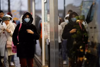 Người dân tại Nantes, Pháp, đeo khẩu trang khi ra đường. (Ảnh: Reuters)