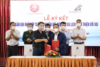 Ông Y Giang Gry Niê Knơng Phó chủ tịch UBND tỉnh Đắk Lắk và TS Tuấn Bendixsen Trưởng đại diện Tổ chức Động vật châu Á ký thỏa thuận hợp tác chuyển đổi mô hình du lịch thân thiện với voi.