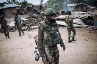 Binh sĩ Cộng hòa Dân chủ Congo tuần tra sau một vụ tấn công. (Ảnh: AFP/TTXVN)