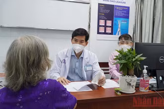 Bệnh nhân khám tại phòng khám Hậu môn trực tràng, Bệnh viện Chợ Rẫy.