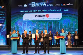 Ông Phạm Ngọc Tú, Phó Tổng Giám đốc công ty đại diện nhận giải thưởng 