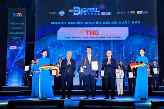 Ông Trần Tuấn Việt, đại diện  TNG Holdings Vietnam nhận giải thưởng. 
