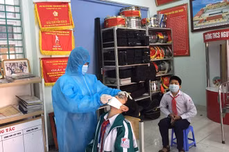 Lực lượng y tế của thành phố lấy mẫu tầm soát sức khoẻ cho học sinh các trường học trên địa bàn.