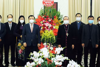 Bí thư Thành ủy Hà Nội chúc mừng Giáng sinh tại Tòa Tổng Giám mục Hà Nội