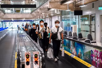 Du khách nước ngoài nhập cảnh vào Thái Lan tại sân bay Suvarnabhumi. (Ảnh: Reuters)
