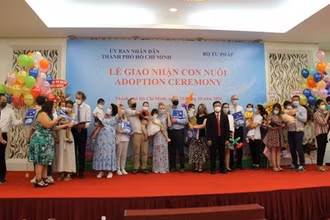 Bộ Tư pháp phối hợp Ủy ban nhân dân Thành phố Hồ Chí Minh và nhiều Ủy ban nhân dân các tỉnh tổ chức lễ giao nhận trẻ em Việt Nam làm con nuôi nước ngoài.