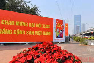 Đường phố Hà Nội trang hoàng rực rỡ chào mừng Đại hội lần thứ XIII của Đảng. (Ảnh: DUY LINH)