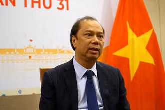 Thứ trưởng Ngoại giao Nguyễn Quốc Dũng trả lời phỏng vấn báo chí. Ảnh: Đinh Trường.