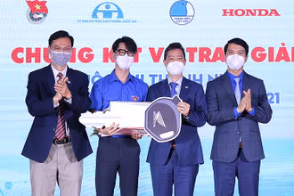 Bí thư Trung ương Đoàn, Chủ tịch Hội Liên hiệp thanh niên Việt Nam Nguyễn Ngọc Lương (ngoài cùng bên phải trong ảnh) cùng đại diện Ban Tổ chức cuộc thi trao giải Nhất tặng thí sinh Huỳnh Thanh Thân.