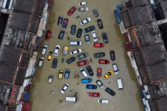 Nhiều phương tiện và tòa nhà tại bang Selangor ngập trong nước, ngày 21/12. (Ảnh: Reuters)