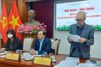 Cục trưởng Cục Điện ảnh Vi Kiến Thành báo cáo tại hội nghị.